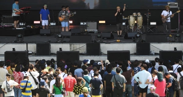 '인천 펜타포트 락 페스티벌 2019' 사흘째인 10일 인천 송도달빛축제공원 특설무대에서    노선택과 소울소스가 멋진 공연을 펼치고 있다. 인천광역시 주최, 인천관광공사와 경기일보가 공동주관한 이번 행사는 11일까지 계속된다. 특별취재반