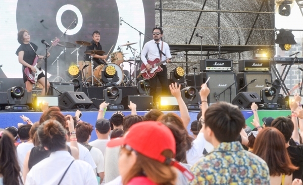 '인천 펜타포트 락 페스티벌 2019' 사흘째인 11일 인천 송도달빛축제공원 특설무대에서 88BALAZ가 멋진 공연을 펼치고 있다.특별취재반