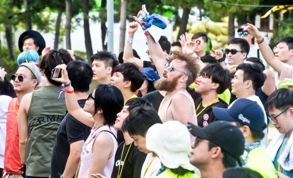 '인천 펜타포트 락 페스티벌 2019' 사흘째인 11일 인천 송도달빛축제공원 특설무대에서 88BALAZ가 멋진 공연을 펼치고 있다.특별취재반