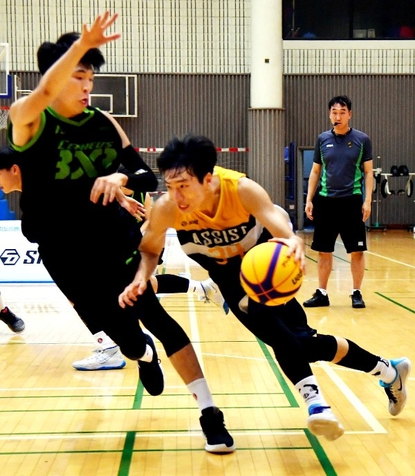 11일 과천시민회관체육관에서 열린 ‘제14회 과천토리배 전국3on3농구대회’ 대학일반부 결승경기에서 레전드팍팀과 BF팀 선수들이 경기를 하고 있다.전형민기자