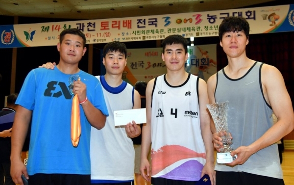 ‘제14회 과천토리배 전국3on3농구대회’ 에서 대학일반부 우승을 차지한 레전드팍팀.전형민 기자