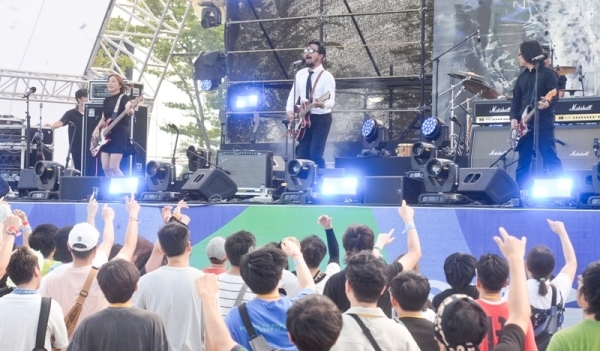 '인천 펜타포트 락 페스티벌 2019' 사흘째인 11일 인천 송도달빛축제공원 특설무대에서 88BALAZ가 멋진 공연을 펼치고 있다.특별취재반