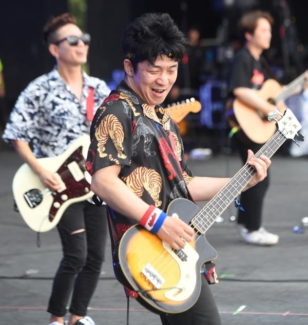 '인천 펜타포트 락 페스티벌 2019' 사흘째인 11일 인천 송도달빛축제공원 특설무대에서 크라잉넛이 멋진 공연을 펼치고 있다.특별취재반