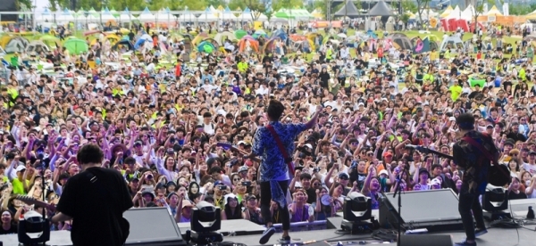 '인천 펜타포트 락 페스티벌 2019' 사흘째인 11일 인천 송도달빛축제공원 특설무대에서 크라잉넛이 멋진 공연을 펼치고 있다.특별취재반