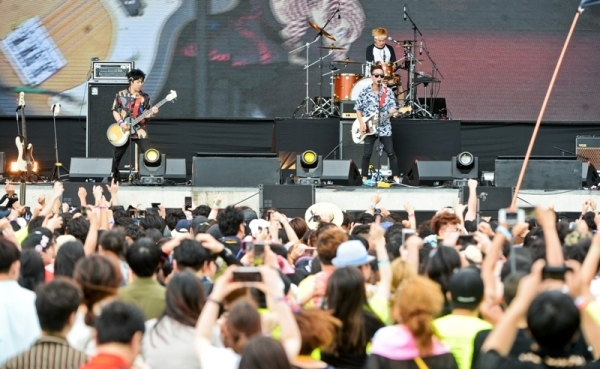 '인천 펜타포트 락 페스티벌 2019' 사흘째인 11일 인천 송도달빛축제공원 특설무대에서 크라잉넛이 멋진 공연을 펼치고 있다.특별취재반