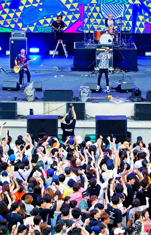 '인천 펜타포트 락 페스티벌 2019' 사흘째인 11일 인천 송도달빛축제공원 특설무대에서 크라잉넛이 멋진 공연을 펼치고 있다.특별취재반