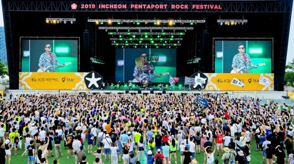 '인천 펜타포트 락 페스티벌 2019' 사흘째인 11일 인천 송도달빛축제공원 특설무대에서 크라잉넛이 멋진 공연을 펼치고 있다.특별취재반