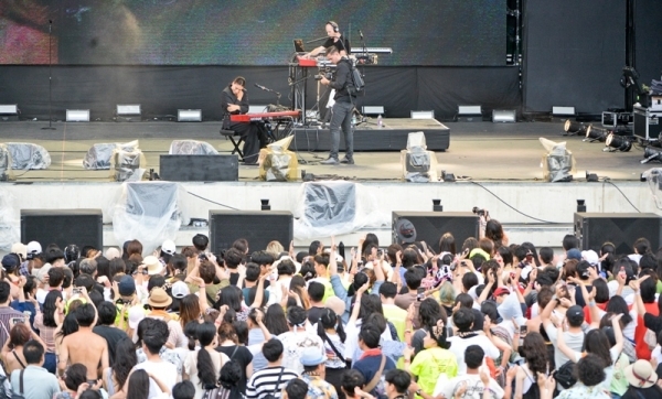 '인천 펜타포트 락 페스티벌 2019' 사흘째인 11일 인천 송도달빛축제공원 특설무대에서 네덜란드의 싱어송라이터 세브달리자(Sevdaliza)가 멋진 공연을 펼치고 있다. 특별취재반