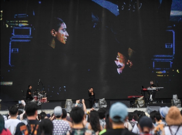 ‘인천 펜타포트 락 페스티벌 2019’ 이틀째인 10일 인천 송도달빛축제공원 특설무대에서 세브달리자(Sevdaliza)가 멋진 공연을 펼치고 있다.특별취재반
