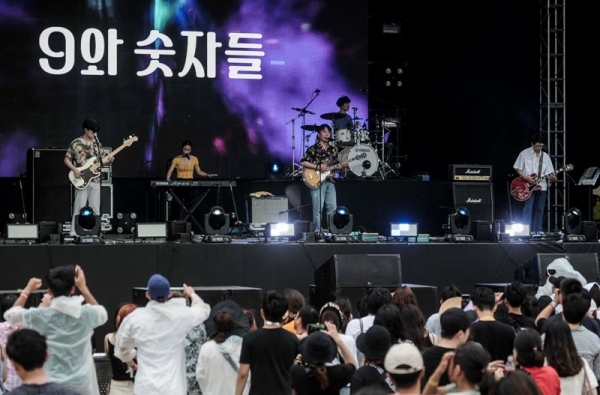 ‘인천 펜타포트 락 페스티벌 2019’ 마지막 날인 11일 인천 송도달빛축제공원에서  9와숫자들이 멋진 공연을 펼치고 있다. 이번 행사는 인천광역시 주최, 인천관광공사와 경기일보가 공동주관했다. 특별취재반