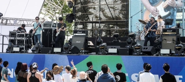 ‘인천 펜타포트 락 페스티벌 2019’ 마지막 날인 11일 인천 송도달빛축제공원에서 정유천블루스가 멋진 공연을 펼치고 있다. 이번 행사는 인천광역시 주최, 인천관광공사와 경기일보가 공동주관했다. 특별취재반