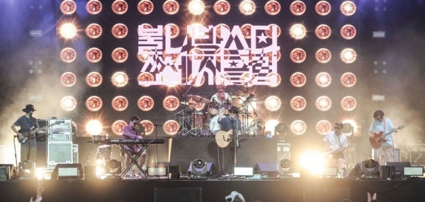 ‘인천 펜타포트 락 페스티벌 2019’ 마지막 날인 11일 인천 송도달빛축제공원에서 불나방쏘세지가 멋진 공연을 펼치고 있다. 이번 행사는 인천광역시 주최, 인천관광공사와 경기일보가 공동주관했다. 특별취재반