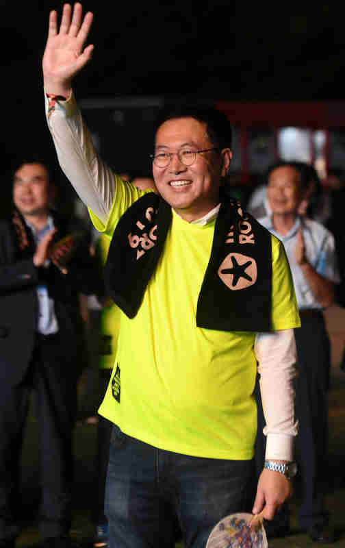 ▲ ‘KB국민카드 스타샵 X 인천펜타포트락페스티벌 2019’가 개막된 9일 인천 송도달빛축제공원에서 박남춘 인천시장이 시민들에게 인사하고 있다. 11일까지 이어진 이번 행사는 인천광역시 주최, 인천관광공사와 경기일보가 공동 주관했다.  특별취재반