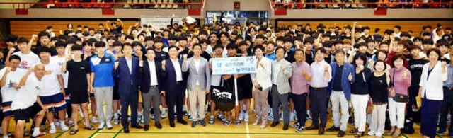 ▲ 10일 과천시민회관체육관에서 열린 ‘제14회 과천토리배 전국3on3농구대회’에서  김종천 과천시장, 윤미현 과천시의회 의장, 이종석 경기도농구협회장, 최성일 경기일보 상무이사 등 내빈들이 참가 선수들과 기념촬영을 하고 있다. 전형민기자