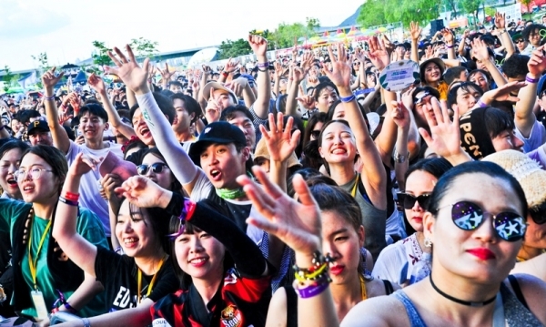 '인천 펜타포트 락 페스티벌 2019' 사흘째인 11일 인천 송도달빛축제공원 특설무대에서 관객들이 멋진 공연을 즐기고 있다.특별취재반