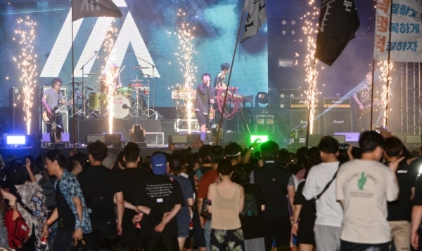 '인천 펜타포트 락 페스티벌 2019' 사흘째인 11일 인천 송도달빛축제공원 특설무대에서  PIA가 멋진 공연을 펼치고 있다.특별취재반