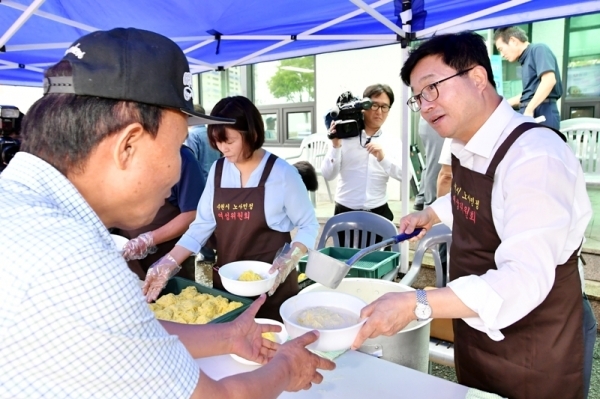 “시원한 콩국수 드시고, 더위 식히세요”