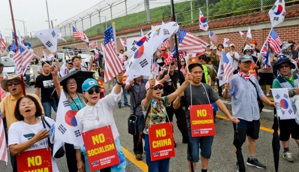 12일 오전 평택 미군기지 일원에서 한미동맹 강화와 反美집회 맞대응 집회에서 태극기와 성조기를 흔들며 미군지지를 외치고 있다. 윤원규기자