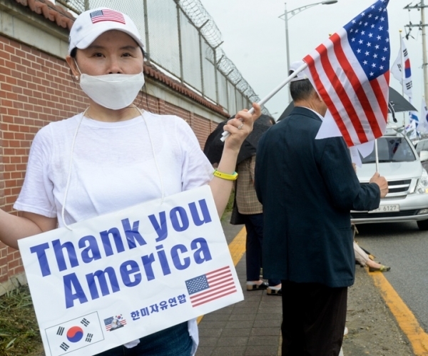 12일 오전 평택 미군기지 일원에서 한미동맹 강화와 反美집회 맞대응 집회에서 태극기와 성조기를 흔들며 미군지지를 외치고 있다. 윤원규기자