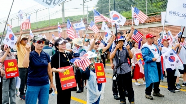 12일 오전 평택 미군기지 일원에서 한미동맹 강화와 反美집회 맞대응 집회에서 태극기와 성조기를 흔들며 미군지지를 외치고 있다. 윤원규기자