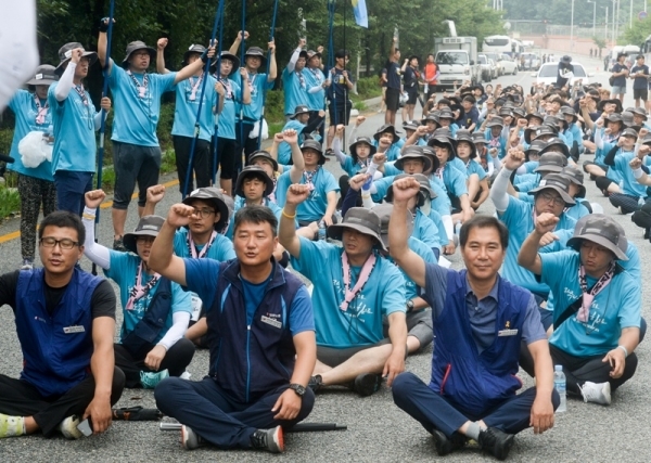 12일 오후 평택 미군기지 일원 도로에서 미군철수와 아베정권 규탄, 한일군사정보보호협정 파기를 요구하는 집회에서 통일선봉대 회원들이 구호를 외치고 있다. 윤원규기자