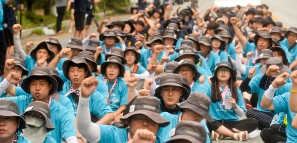 12일 오후 평택 미군기지 일원 도로에서 미군철수와 아베정권 규탄, 한일군사정보보호협정 파기를 요구하는 집회에서 통일선봉대 회원들이 구호를 외치고 있다. 윤원규기자