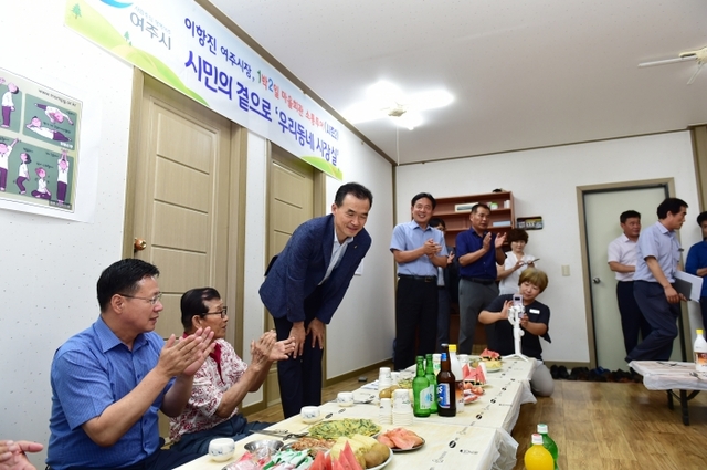 ▲ 여주시장 1박 2일 마을회관 소통 투어 점동면 원부리 주민들에게 이시장이 고개숙여 사과하고 있다
