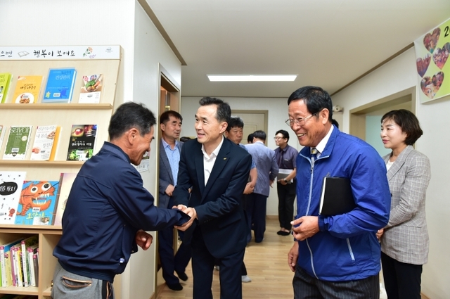 ▲ 지난 7월 10일 산북면 송현리 마을회관에서 여주시장 1박 2일 마을회관 소통 투어를 진행하면서 이항진 시장이 주민들과 인사를 하고 있다