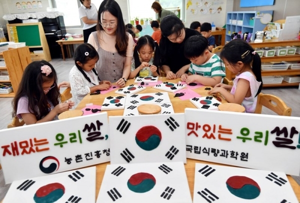 제74주년 광복절을 이틀 앞둔 13일 수원시 권선구 구운동의 한 유치원에서 어린이들이 우리 쌀 점토를 이용해 태극기를 만들고 있다. 농촌진흥청은 광복절의 의미를 되새기고 우리 쌀의 소비 확대와 친밀감을 높이기 위해 화학 방부제가 사용되지 않고 쌀가루가 주원료인 점토를 이용해  태극기 만들기 체험행사를 마련했다.전형민기자