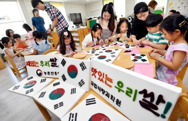 제74주년 광복절을 이틀 앞둔 13일 수원시 권선구 구운동의 한 유치원에서 어린이들이 우리 쌀 점토를 이용해 태극기를 만들고 있다. 농촌진흥청은 광복절의 의미를 되새기고 우리 쌀의 소비 확대와 친밀감을 높이기 위해 화학 방부제가 사용되지 않고 쌀가루가 주원료인 점토를 이용해  태극기 만들기 체험행사를 마련했다.전형민기자