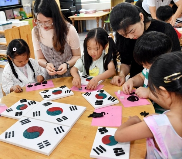 제74주년 광복절을 이틀 앞둔 13일 수원시 권선구 구운동의 한 유치원에서 어린이들이 우리 쌀 점토를 이용해 태극기를 만들고 있다. 농촌진흥청은 광복절의 의미를 되새기고 우리 쌀의 소비 확대와 친밀감을 높이기 위해 화학 방부제가 사용되지 않고 쌀가루가 주원료인 점토를 이용해  태극기 만들기 체험행사를 마련했다.전형민기자