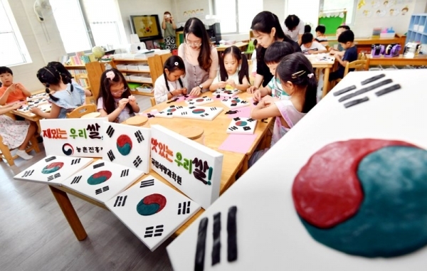 제74주년 광복절을 이틀 앞둔 13일 수원시 권선구 구운동의 한 유치원에서 어린이들이 우리 쌀 점토를 이용해 태극기를 만들고 있다. 농촌진흥청은 광복절의 의미를 되새기고 우리 쌀의 소비 확대와 친밀감을 높이기 위해 화학 방부제가 사용되지 않고 쌀가루가 주원료인 점토를 이용해  태극기 만들기 체험행사를 마련했다.전형민기자