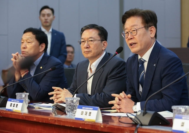 ▲ 이재명 경기도지사가 13일 오전 국회 의원회관에서 열린 '개발이익 도민환원제 정책 토론회'에 참석해 개회사를 하고 있는 모습. (왼쪽부터) 더불어민주당 김철민(안산 상록을)·정성호 의원(양주), 이재명 경기도지사. 사진 제공=경기도청 제공