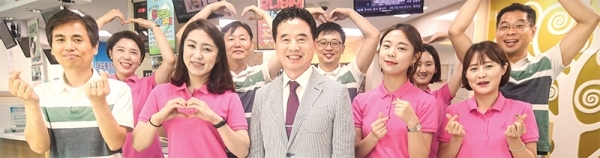 ▲ 이문성 이사장이 전국 새마을금고 경영평가 대회 최우수 금고 선정을 축하하며 임직원들과 함께 기념촬영을 하고 있다.