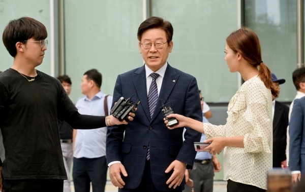 직권남용과 공직선거법 위반 등 혐의로 기소돼 1심에서 무죄를 선고받은 이재명 경기도지사가 14일 오후 수원고등법원에서 열린 항소심 결심공판에 출석하고 있다. 윤원규기자