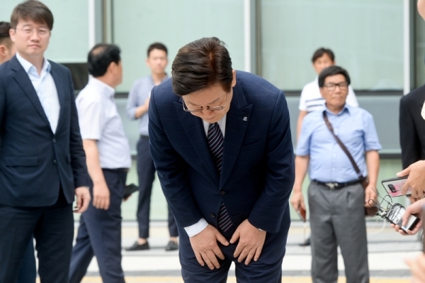 직권남용과 공직선거법 위반 등 혐의로 기소돼 1심에서 무죄를 선고받은 이재명 경기도지사가 14일 오후 수원고등법원에서 열린 항소심 결심공판에 출석하고 있다. 윤원규기자