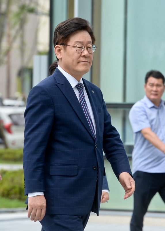 직권남용과 공직선거법 위반 등 혐의로 기소돼 1심에서 무죄를 선고받은 이재명 경기도지사가 14일 오후 수원고등법원에서 열린 항소심 결심공판에 출석하고 있다. 윤원규기자