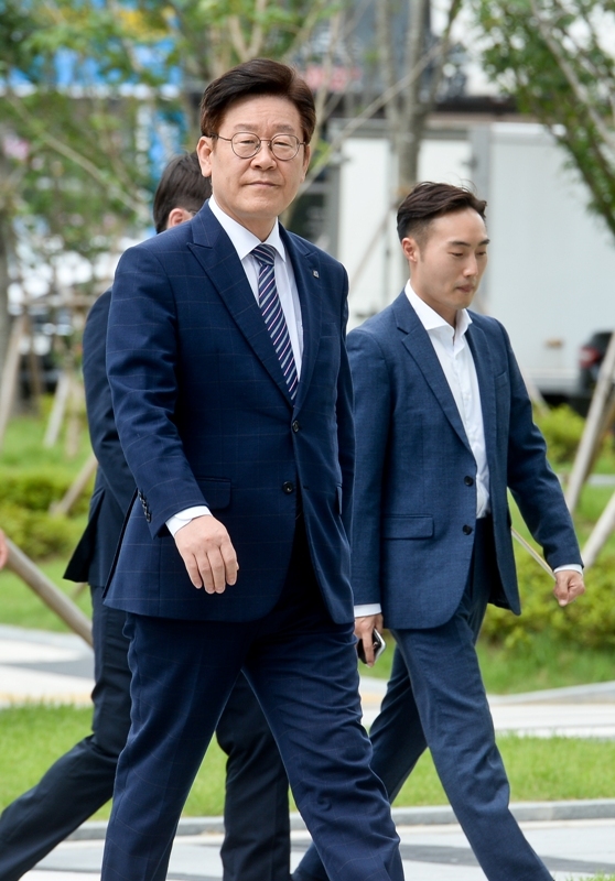직권남용과 공직선거법 위반 등 혐의로 기소돼 1심에서 무죄를 선고받은 이재명 경기도지사가 14일 오후 수원고등법원에서 열린 항소심 결심공판에 출석하고 있다. 윤원규기자