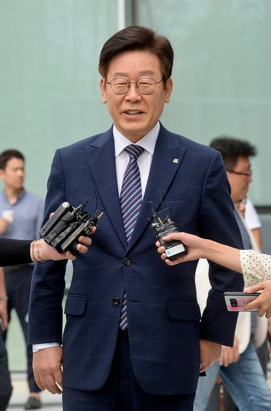 직권남용과 공직선거법 위반 등 혐의로 기소돼 1심에서 무죄를 선고받은 이재명 경기도지사가 14일 오후 수원고등법원에서 열린 항소심 결심공판에 출석하고 있다. 윤원규기자