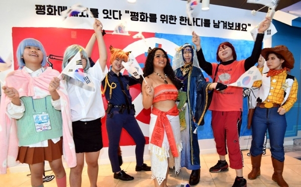 제74주년 광복절을 하루 앞둔 14일 부천시 상동 한국만화박물관에서 열린‘제22회 부천국제만화축제’에서 만화 캐릭터로 분장한 코스튬 플레이어들이 대한독립만세를 외치고 있다. 국내,외 유명 만화작가들이 참여해 시민과 함께하는 이번 축제는 “만화, 잇다”란 주제로 오는 18일까지 한국만화박물관 및 부천영상문화단지 일대에서 개최된다.전형민기자