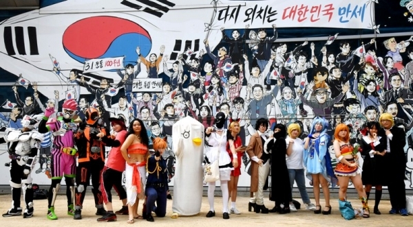 ‘제22회 부천국제만화축제’가 개막한 14일 부천시 상동 한국만화박물관에서 만화 캐릭터로 분장한 코스튬 플레이어들이 포즈를 취하고 있다. 국내,외 유명 만화작가들이 참여해 시민과 함께하는 이번 축제는 “만화, 잇다”란 주제로 오는 18일까지 한국만화박물관 및 부천영상문화단지 일대에서 개최된다.전형민기자