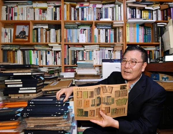일제강점기, 6ㆍ25전쟁 등을 포함한 오늘날까지 발간된 국어 고서와 근 ㆍ현대 학교 국어교과서 3천500여 권을 수집한 김운기(서지학자, 전 경기도 검도회장)씨가 제74주년 광복절을 맞아 우리의 얼과 정기를 지켜준 국어 교과서 희귀본들을 공개하고 있다. 김시범기자