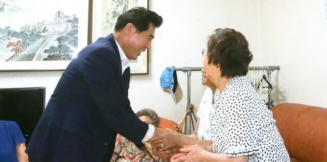 ▲ 190814_(포토)김상돈 의왕시장, 폭염 대비 관내 무더위 쉼터 점검 (3)
