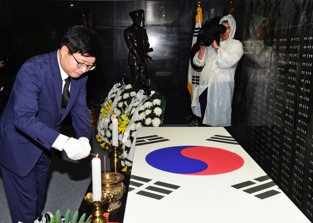 ▲ 염태영 수원시장, 제74주년 광복절 맞아 현충탑 참배 2