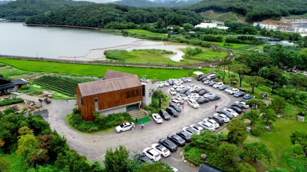 15일 광복절을 맞아 많은 시민이 찾은 백운호수 일원의 카페와 음식점에 많은 차들이 주차돼 있다. 하지만 현재 이 주차장들은 허가된 지역을 벗어나 녹지와 논,밭 등 그린벨트까지 주차장으로 활용되고 있다. 윤원규기자
