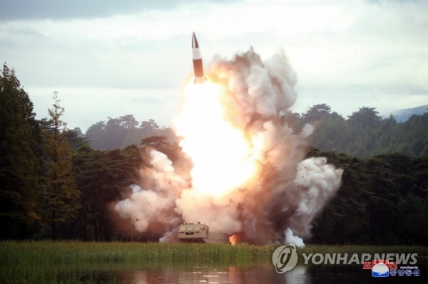 '북한판 에이태킴스'로 추정되는 발사체가 화염을 뿜으며 상공으로 치솟고 있고, 하단에 무한궤도형 발사차량(TEL)의 모습도 포착됐다.
