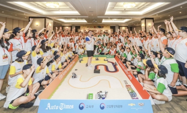 지난15~17일까지 강원도 횡성군 웰리힐파크에서 열린 ‘제15회 대한민국 오토사이언스 캠프(Korea Auto Science Camp)’에 참가한 초등학생들이 자율주행의 원리에 대해 강사로부터 설명을 듣고 있다. 한국지엠 제공