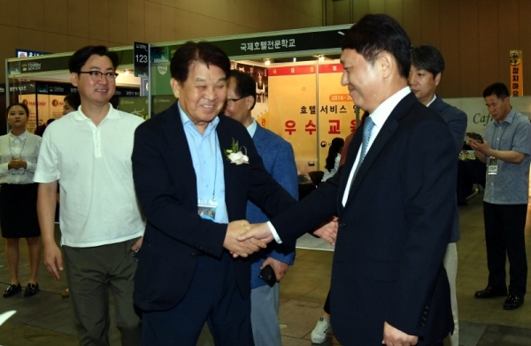 ‘제4회 대한민국 국제 관광박람회’ 개막식이 열린 16일 고양 킨텍스에서 최재성 조직위원회 위원장과 , 신항철 경기일보 대표이사가 인사를 나누고 있다. ‘여행에 빠지다’란 주제로 대한민국 관광기념품 대전 및 귀농ㆍ귀촌 특별대전과 함께 진행되는 이번 행사는 오는 18일까지 열린다.전형민기자