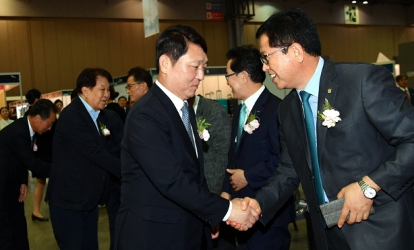‘제4회 대한민국 국제 관광박람회’ 개막식이 열린 16일 고양 킨텍스에서 최재성 조직위원회 위원장, 신항철 경기일보 대표이사 등 참석자들이 인사를 나누고 있다. ‘여행에 빠지다’란 주제로 대한민국 관광기념품 대전 및 귀농ㆍ귀촌 특별대전과 함께 진행되는 이번 행사는 오는 18일까지 열린다.전형민기자