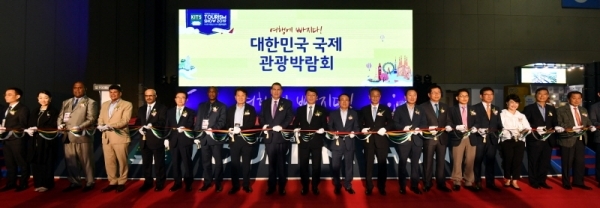 ‘제4회 대한민국 국제 관광박람회’ 개막식이 열린 16일 고양 킨텍스에서 최재성 조직위원회 위원장, 윤여홍 한국관광협회중앙회장, 신항철 경기일보 대표이사, 전국 각 지역 언론사 대표이사 등 참석자들이 개막 테이프를 자르고 있다. ‘여행에 빠지다’란 주제로 대한민국 관광기념품 대전 및 귀농ㆍ귀촌 특별대전과 함께 진행되는 이번 행사는 오는 18일까지 열린다.전형민기자